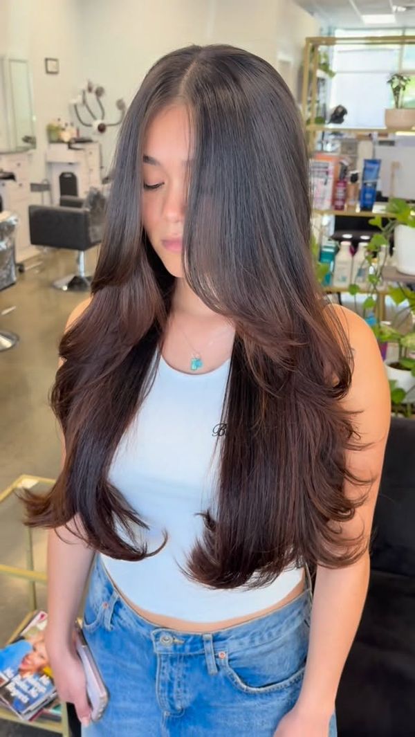 Long layers with a glossy blowout